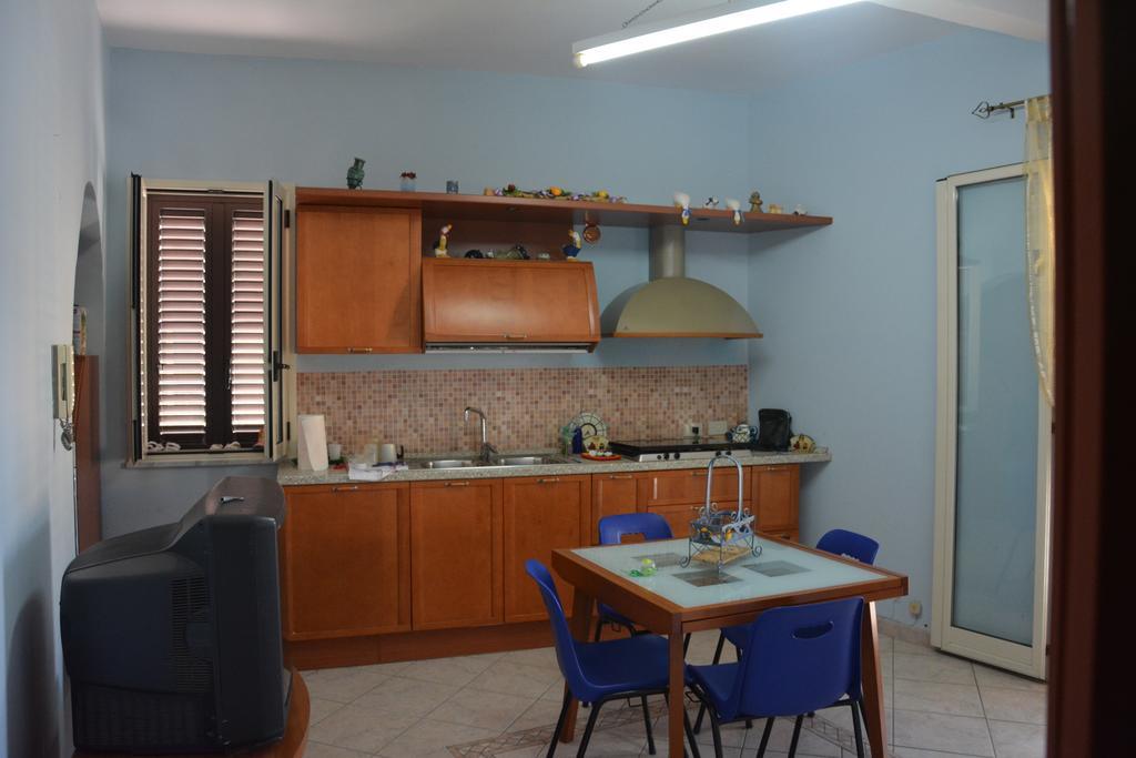 Casa Eleonora Apartment Кампофеличе ди Рокела Стая снимка